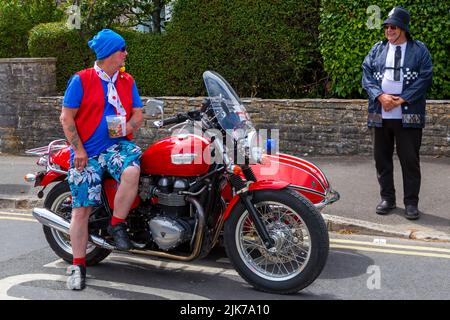 Swanage, Dorset, Großbritannien. 31.. Juli 2022. Tausende strömen zum Swanage Carnival, um die Prozessionsparade zum Thema Es war einmal an einem warmen, sonnigen Nachmittag zu sehen. Quelle: Carolyn Jenkins/Alamy Live News Stockfoto