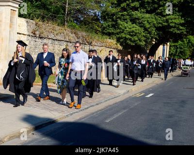 Jedes Jahr gibt es eine Reihe von Immatrikulationszeremonien für Studenten der Universität Oxford, komplett mit Pomp, Ritual und viel Freude. Hier sehen wir eine Linie Stockfoto