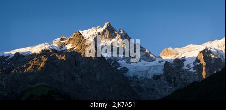 Der Gipfel des La Meije (3984 Meter) im Nationalpark des Écrins in Frankreich. Stockfoto