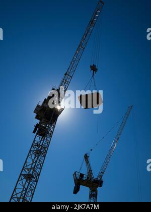 Diese Mammutkrane arbeiten auf der Baustelle für eine neue Life and Mind-Entwicklung der Oxford University in South Parks Road. Viele der Universit Stockfoto