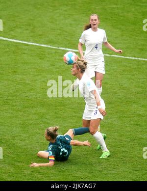 Die Engländerin Rachel Daly kontrolliert den Ball auf Druck der deutschen Kathrin-Julia Hendrich während des UEFA Women's Euro 2022 Finales im Wembley Stadium, London. Bilddatum: Sonntag, 31. Juli 2022. Stockfoto