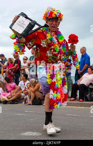 Swanage, Dorset, Großbritannien. 31.. Juli 2022. Tausende strömen zum Swanage Carnival, um die Prozessionsparade zum Thema Es war einmal an einem warmen, sonnigen Nachmittag zu sehen. Quelle: Carolyn Jenkins/Alamy Live News Stockfoto