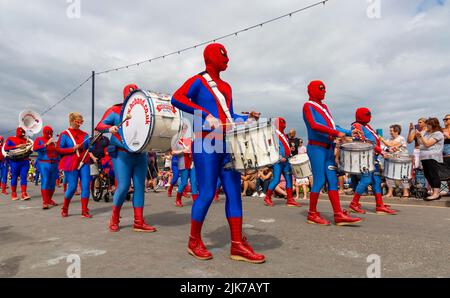 Swanage, Dorset, Großbritannien. 31.. Juli 2022. Tausende strömen zum Swanage Carnival, um die Prozessionsparade zum Thema Es war einmal an einem warmen, sonnigen Nachmittag zu sehen. Quelle: Carolyn Jenkins/Alamy Live News Stockfoto