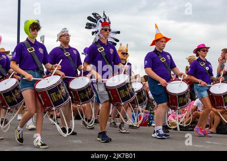 Swanage, Dorset, Großbritannien. 31.. Juli 2022. Tausende strömen zum Swanage Carnival, um die Prozessionsparade zum Thema Es war einmal an einem warmen, sonnigen Nachmittag zu sehen. Quelle: Carolyn Jenkins/Alamy Live News Stockfoto