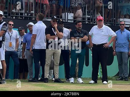 Bedminster, NJ, USA. 31.. Juli 2022. Der ehemalige Präsident Donald Trump beim LIV-Golfturnier 2022 im Trump National Golf Club in Bedminster, New Jersey, am 31. Juli 2022. Quelle: Media Punch/Alamy Live News Stockfoto