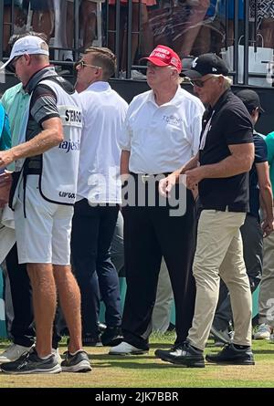 Bedminster, NJ, USA. 31.. Juli 2022. Der ehemalige Präsident Donald Trump beim LIV-Golfturnier 2022 im Trump National Golf Club in Bedminster, New Jersey, am 31. Juli 2022. Quelle: Media Punch/Alamy Live News Stockfoto