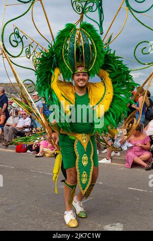 Swanage, Dorset, Großbritannien. 31.. Juli 2022. Tausende strömen zum Swanage Carnival, um die Prozessionsparade zum Thema Es war einmal an einem warmen, sonnigen Nachmittag zu sehen. Quelle: Carolyn Jenkins/Alamy Live News Stockfoto