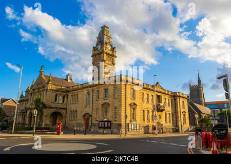 Blick auf die Straße in Weston-super-Mare bei Sonnenuntergang - eine Küstenstadt in North Somerset, England. Stockfoto