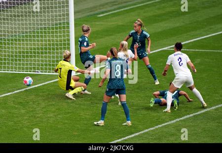 Die Engländerin Chloe Kelly schießt beim UEFA Women's Euro 2022 Finale im Wembley Stadium, London, das zweite Tor ihres Mannschaftsspiels ein. Bilddatum: Sonntag, 31. Juli 2022. Stockfoto