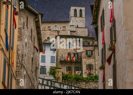 Blick auf die mittelalterliche Stadt Gubbio, gekleidet zum Festessen in einer sternenklaren Nacht in Umbrien Italien Stockfoto