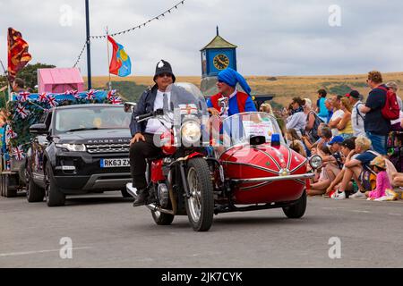 Swanage, Dorset, Großbritannien. 31.. Juli 2022. Tausende strömen zum Swanage Carnival, um die Prozessionsparade zum Thema Es war einmal an einem warmen, sonnigen Nachmittag zu sehen. Quelle: Carolyn Jenkins/Alamy Live News Stockfoto