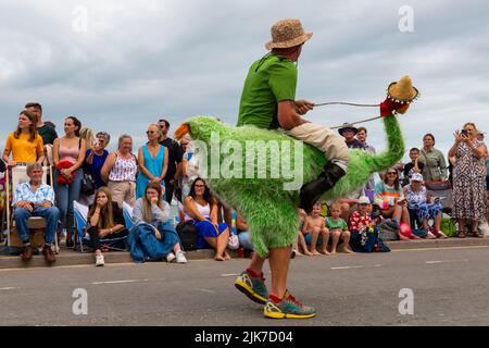 Swanage, Dorset, Großbritannien. 31.. Juli 2022. Tausende strömen zum Swanage Carnival, um die Prozessionsparade zum Thema Es war einmal an einem warmen, sonnigen Nachmittag zu sehen. Quelle: Carolyn Jenkins/Alamy Live News Stockfoto