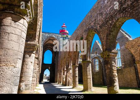 Ruinen der Abtei Saint Mathieu in Finistere und der Spitze eines Leuchtturms Stockfoto