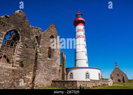 Der Leuchtturm von Saint Mathieu steht in der Nähe der Ruinen der alten Abtei Stockfoto