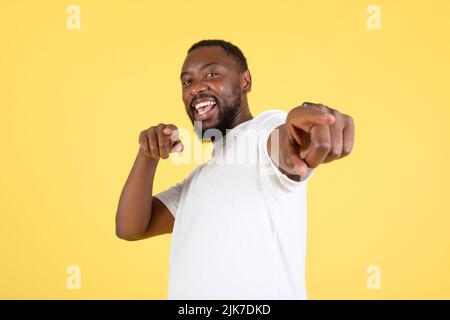 Schwarzer Mann Zeigt Die Finger Auf Kamera Über Gelbem Hintergrund Stockfoto