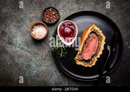 Perfekte hausgemachte saftige Rindfleisch Wellington, Filet Gericht, Draufsicht Stockfoto