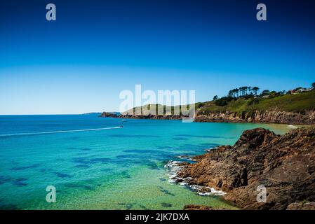 Strand und Küste in Finistere bei Brest, Frankreich an einem sonnigen Nachmittag Stockfoto