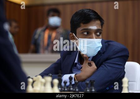 Chennai, Tamil Nadu, Indien. 31.. Juli 2022. Großmeister, Indiens Rameshbabu Praggnanandhaa schaut sich während der Runde 3 der FIDE-Schacholympiade 44. in Chennai um. (Bild: © Sri Loganathan/ZUMA Press Wire) Stockfoto