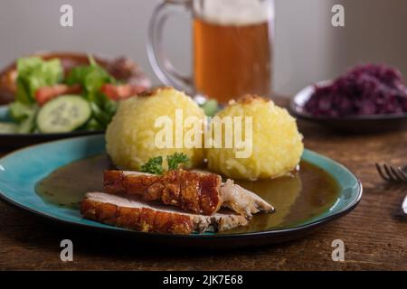 Bayerischer Schweinebraten auf Holz Stockfoto