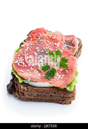 Gesundes Toast mit Roggenbrot und Lachs auf Weiß isoliert Stockfoto