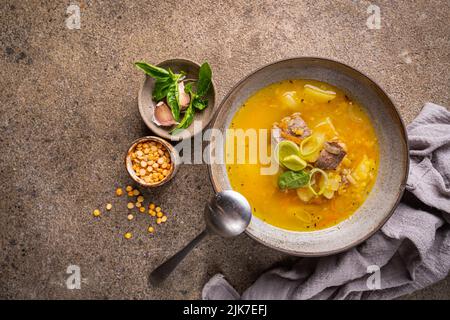 Schüssel mit geteilter Erbsensuppe mit Schinken und Fleisch, Draufsicht Stockfoto