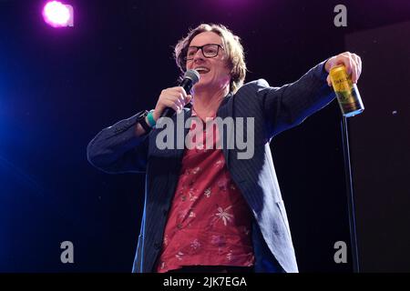 Der irische Schauspieler und Komiker Edward Cathal Byrne alias Ed Bryne, der auf dem Big Top, dem Camp Beestival Familienfestival, eine Comedy-Skizze aufführt. Edward Cathal Byrne ein irischer Schauspieler und Komiker. Er hat die britischen Fernsehserien nur für Lacher und Uncut präsentiert! Best Unseen Ads, war Gast bei zahlreichen TV-Panelspielen und war bereits in einer Reihe von TV-Kochshows zu sehen. Er entschied sich, Gartenbau an der University of Strathclyde in Glasgow zu studieren und wurde in seinem zweiten Studienjahr zum Entertainments Convener bei der Students' Union berufen. Byrne startete eine Comedy-Nacht namens The Comedy Cellar i Stockfoto