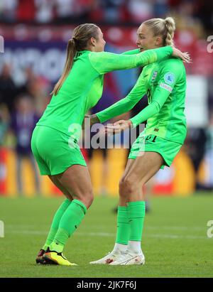 Die englischen Torhüter Mary Earps (links) und Ellie Roebuck feiern nach dem UEFA Women's Euro 2022 Finale im Wembley Stadium, London. Bilddatum: Sonntag, 31. Juli 2022. Stockfoto
