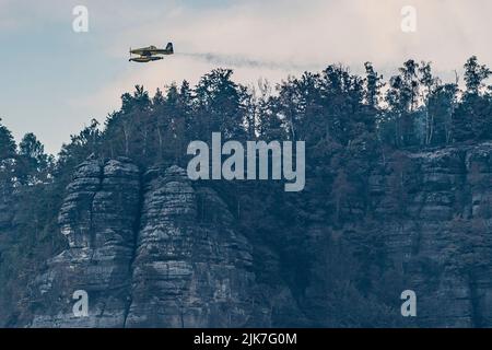 Mezni Louka, Tschechische Republik. 31.. Juli 2022. Lufttraktor´s-802-Flugzeuge gießen Wasser in der Nähe der Wand des Flügels bei Mezni louka im Nationalpark Ceske Svycarsko (Tschechische Schweiz), Tschechische Republik, 31. Juli 2022. Das Feuer im Nationalpark Tschechische Schweiz dauert seit acht Tagen an. Quelle: Ondrej Hajek/CTK Photo/Alamy Live News Stockfoto