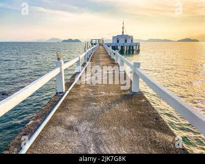 Wat koh Phayam Tempel auf dem Wasser in Ranong, Thailand Stockfoto