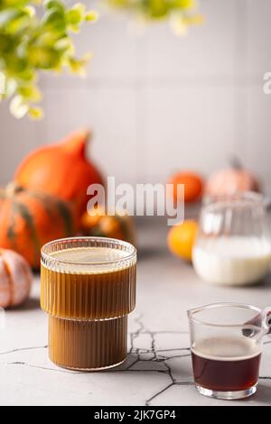 Kürbis würzen Latte in einem Glaskrug mit Zimt und Creem Stockfoto