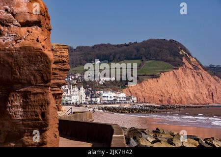 Der South West Coastal Path, der die Sandsteinfelsen in Sidmouth Devon umragt Stockfoto