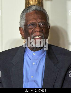 Der ehemalige Boston Celtics Captain Bill Russell hört zu, wie der US-Präsident Barack Obama und die First Lady Michelle Obama ihn und die anderen Träger der Medaille der Freiheit von 2010 ehren, „Die höchste zivile Ehre der Nation wurde Einzelpersonen verliehen, die besonders verdienstvolle Beiträge zur Sicherheit oder den nationalen Interessen der Vereinigten Staaten, zum Weltfrieden, Oder zu kulturellen oder anderen bedeutenden öffentlichen oder privaten Unternehmungen", bei einer Zeremonie im Ostsaal des Weißen Hauses in Washington, DC am Dienstag, dem 15. Februar 2011.Quelle: Ron Sachs/CNP/Sipa USA Stockfoto