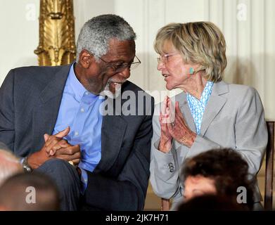 Bill Russell, links, und Jean Kennedy Smith, rechts, teilen einen Gedanken während der Zeremonie, in der der US-Präsident Barack Obama und die First Lady Michelle Obama sie und die anderen Empfänger der Medaille der Freiheit 2010 ehren, „Die höchste zivile Ehre der Nation wurde Einzelpersonen verliehen, die besonders verdienstvolle Beiträge zur Sicherheit oder den nationalen Interessen der Vereinigten Staaten, zum Weltfrieden, Oder zu kulturellen oder anderen bedeutenden öffentlichen oder privaten Unternehmungen", bei einer Zeremonie im Ostsaal des Weißen Hauses in Washington, DC am Dienstag, dem 15. Februar 2011.Quelle: Ron Sachs Stockfoto