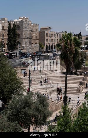 Blick hinunter auf der Suche von Damaskus Tor in Richtung Marktplatz direkt außerhalb der Mauern der alten Stadt Jerusalem Israel Stockfoto