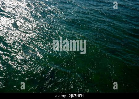 Meeresoberfläche Luftaufnahme, Meerwasser dunkelblauen Meereshintergrund. Stockfoto