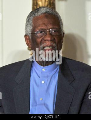 Der ehemalige Boston Celtics Captain Bill Russell hört zu, wie der US-Präsident Barack Obama und die First Lady Michelle Obama ihn und die anderen Träger der Medaille der Freiheit von 2010 ehren, „Die höchste zivile Ehre der Nation wurde Einzelpersonen verliehen, die besonders verdienstvolle Beiträge zur Sicherheit oder den nationalen Interessen der Vereinigten Staaten, zum Weltfrieden, Oder zu kulturellen oder anderen bedeutenden öffentlichen oder privaten Unternehmungen", bei einer Zeremonie im Ostsaal des Weißen Hauses in Washington, DC am Dienstag, dem 15. Februar 2011.Quelle: Ron Sachs/CNP Stockfoto
