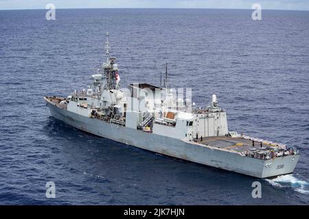 Pazifik, Usa. 28. Juli 2022. Die Royal Canadian Navy Halifax-Klasse Fregatte HMCS Vancouver segelt in Formation während Trainingseinheiten am Rand des Pazifiks 2022 Übungen, 28. Juli 2022 vor der Küste von Hawaii. Kredit: MC3 Dylan Lavin/U.S. Navy/Alamy Live News Stockfoto