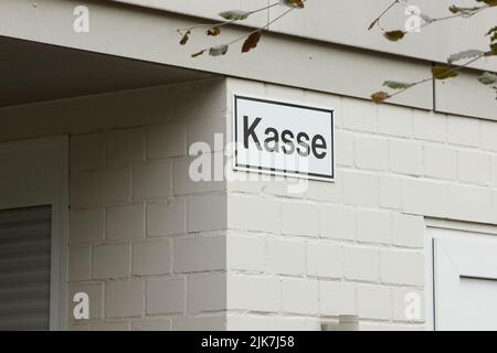 Ticketschalter und das deutsche Wort „Kasse“, was „Geldautomaten“ bedeutet Stockfoto