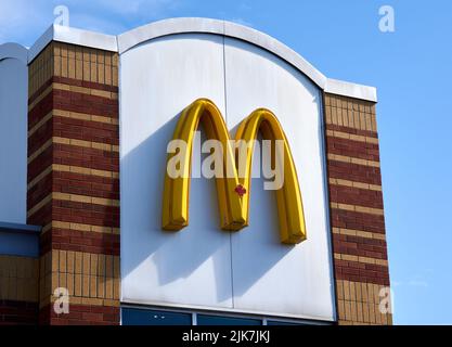 Montreal, Kanada - 4. April 2022: McDonald-Logo auf dem Restaurantgebäude. McDonald's ist nach Umsatz die größte Restaurantkette der Welt und bietet Ove an Stockfoto