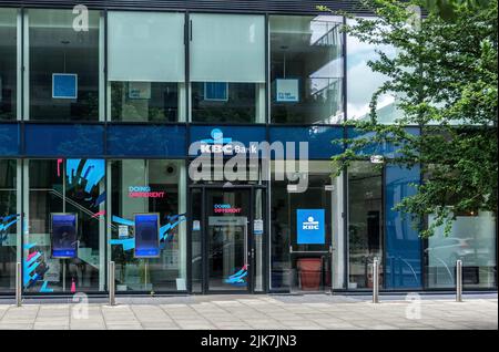 Eine Zweigstelle der KBC Bank in der Forbes Street, Grand Canal, Dublin, Irland. Die KBC hat angekündigt, dass sie den irischen Markt in Kürze verlassen werden. Stockfoto