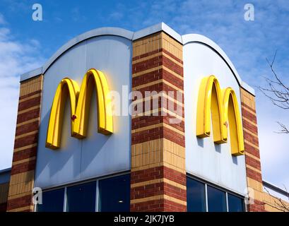Montreal, Kanada - 4. April 2022: McDonald-Logo auf dem Restaurantgebäude. McDonald's ist nach Umsatz die größte Restaurantkette der Welt und bietet Ove an Stockfoto