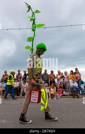 Swanage, Dorset, Großbritannien. 31.. Juli 2022. Tausende strömen zum Swanage Carnival, um die Prozessionsparade zum Thema Es war einmal an einem warmen, sonnigen Nachmittag zu sehen. Quelle: Carolyn Jenkins/Alamy Live News Stockfoto