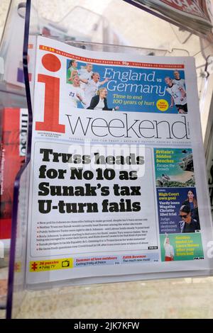 'Truss heads for No 10 as Sunak's tax U-turn Fails' i Weekend newspaper Headline Leadership Contest Britische Politik 31 July 2022 London England Großbritannien Stockfoto