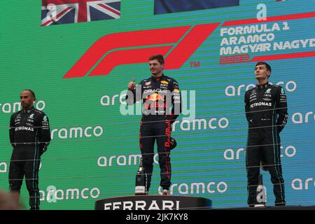 MOGYOROD, BUDAPEST, Ungarn. 31.. Juli 2022. PODIUM, Rennsieger #1, Max VERSTAPPEN, NDL, Oracle Red Bull Racing RB18 Honda vor #44, Lewis HAMILTON, GBR und 3. platzierten #63, George RUSSEL, GBR, Mercedes AMG F1 Team, Credit: SPP Sport Pressefoto. /Alamy Live News Stockfoto