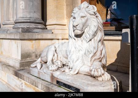 Löwenskulptur am Haupteingang des Beylerbeyi Palastes, Istanbuls, Türkei Stockfoto