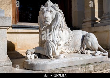 Löwenskulptur am Haupteingang des Beylerbeyi Palastes, Istanbuls, Türkei Stockfoto