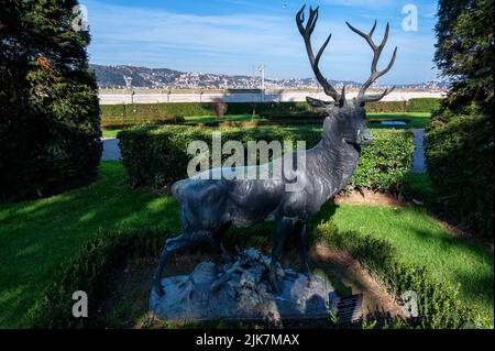 Hirsch-Skulptur im Garten des Beylerbeyi-Palastes, Istanbuls, Türkei Stockfoto