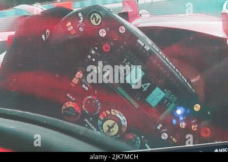 MOGYOROD, BUDAPEST, Ungarn. 31.. Juli 2022. Ferrari-Lenkrad während des Rennens auf der großen Fernsehleinwand, Formel 1, F1 Grand Prix - Formel 1 Ungarn - Formel 1 - 31. JULY2022 Uhr Hungaroring, - Honorarpflichtiges Foto, Honorarhaftbar, Copyright © THILL Arthur/ATPimages (THILL Arthur/ATP/SPP) Kredit: SPP Sport Pressefoto. /Alamy Live News Stockfoto