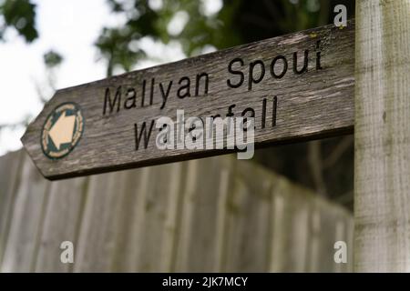 Hölzernes Richtungsschild für den Mallyan Spout Wasserfall auf dem Wanderweg Stockfoto