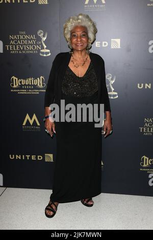 **DATEI FOTO** Nichelle Nichols ist am 89 gestorben. PASADENA, CA - 30. April: Nichelle Nichols, at 44. Annual Daytime Emmy Awards Roaming im Pasadena Civic Auditorium in Kalifornien am 30. April 2017. Quelle: FS/MediaPunch Stockfoto